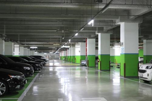 Czy korporacyjne parkingi w czasach pracy hybrydowej świecą pustkami?